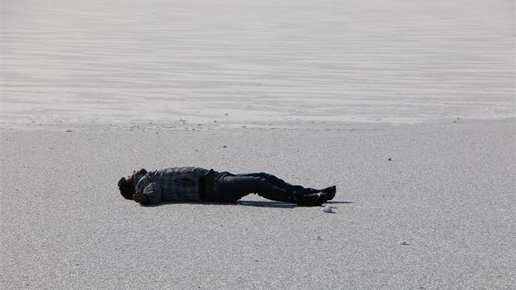 Buz tutan Mogan Gölü’nde yürürken kriz geçirip bayıldı