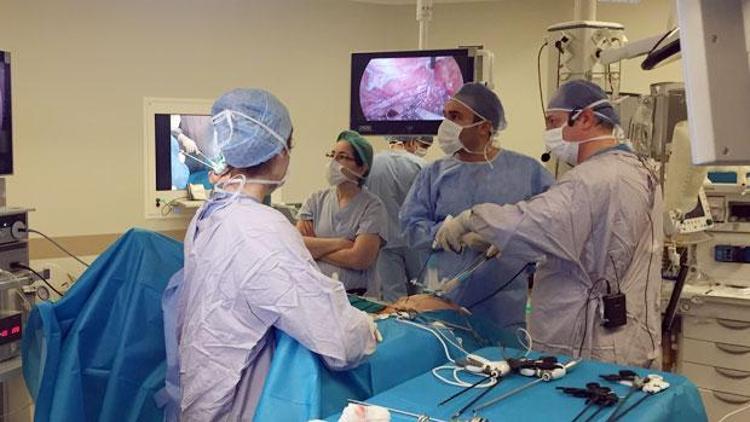 Göbek deliğinden ameliyat uluslararası kongrede yayınlandı