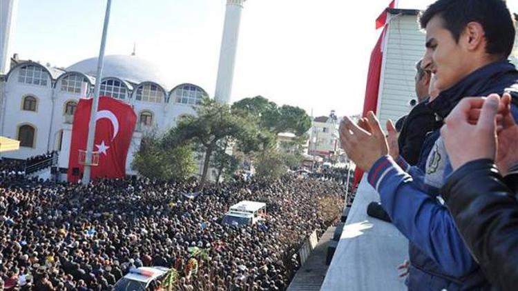 Şehit babalarını şapka ve beresini takarak son yolculuğuna uğurladılar