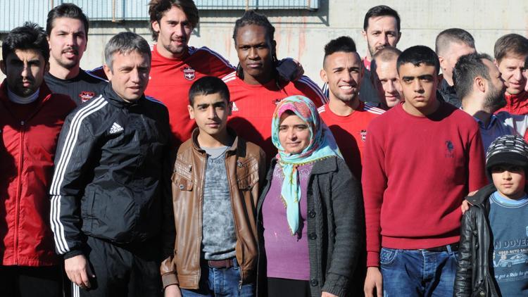 Gaziantepsporlu futbolculardan, fedakar taraftara yardım eli