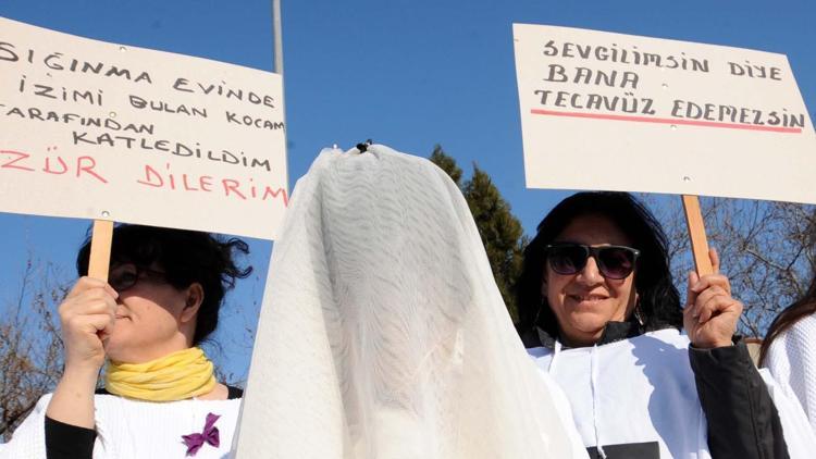 Kadına şiddete ve tecavüzlere kefenli protesto