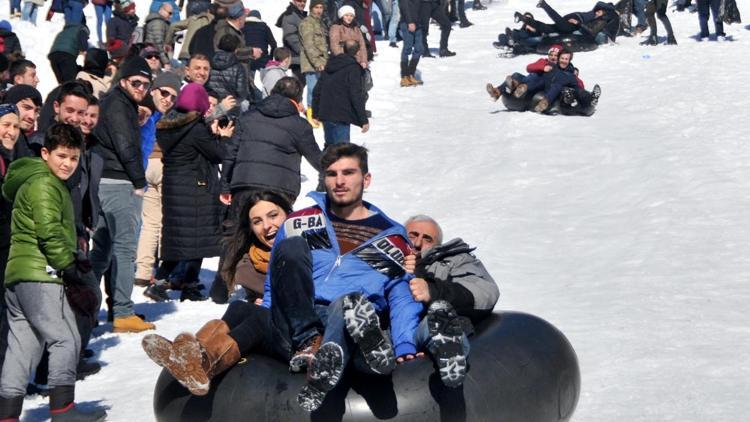 Kardan Adam Şenliği’nde kayarken düşen 22 kişi yaralandı