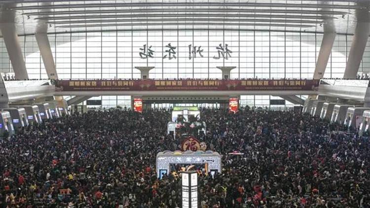 Çinde on binlerce yolcu tren istasyonunda mahsur kaldı