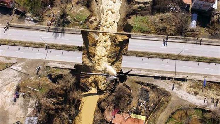 Karabük’te sel: Karayolu çöktü mahalle su altında kaldı