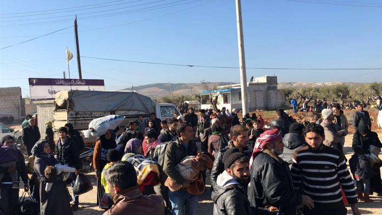 Suriyedeki siviller Türkiye sınırına kaçıyor