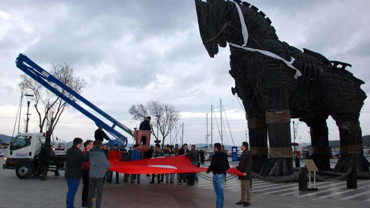 Truva Atı’na beyaz fulara ’Türk bayraklı’ tepki