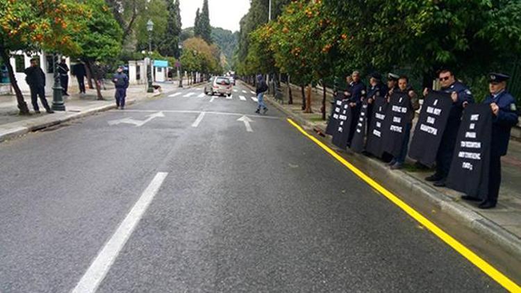 Yunan polisinden Başbakanlık önünde protesto