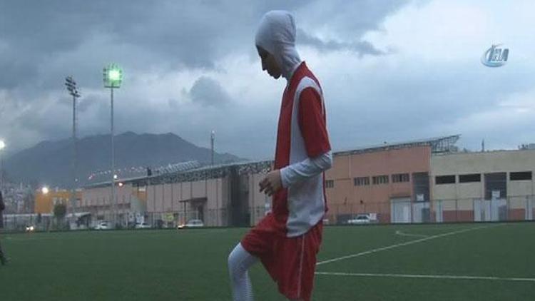 Türkiyenin ilk başörtülü futbolcusu