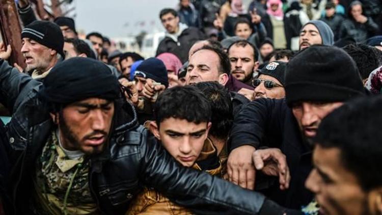 Rejim saldırılarından kaçan 55 bin Suriyeli Türkiye yolunda
