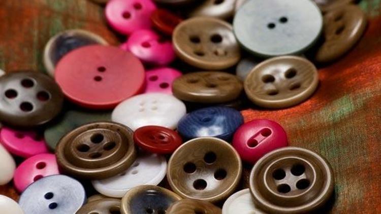 Erkek ve kadın giysilerindeki düğmeler neden farklı taraflara dikiliyor