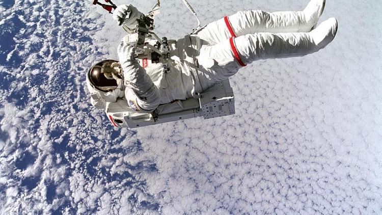 Uzay yürüyüşü sırasında bağlantısı kopan bir astronot kurtarılabilir mi