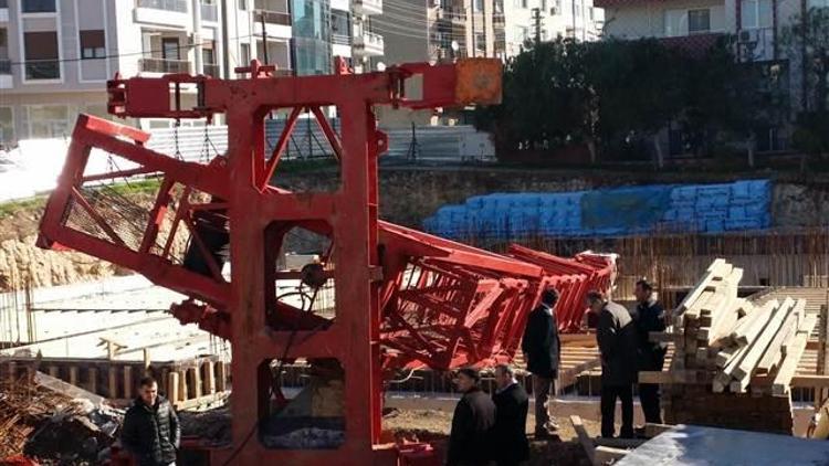 İzmirde devrilen vincin operatörü hayatını kaybetti