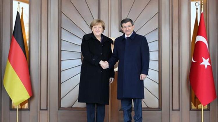 Alman siyasilerden Merkelin Türkiye ziyaretine tepki