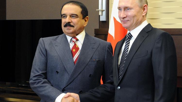 Bahreyn Kralı’ndan işlemeli kılıç, Putinden Akhal Teke atı
