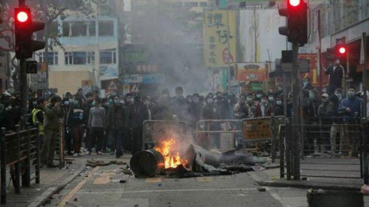 Hong Kongda polisle işportacılar arasında çatışma