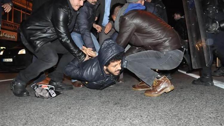 İstanbul ve İzmirde Ankara Garındaki bombalı saldırı saldırı için protesto eylemleri