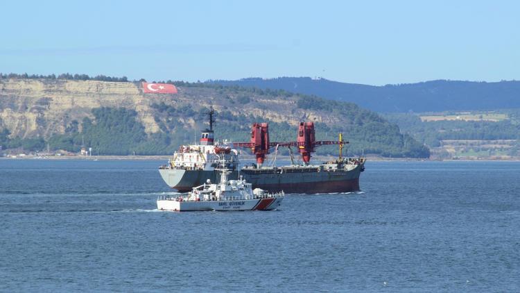 Rusyaya ait gemi Çanakkaleden geçti