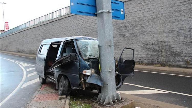 Sarıyerde minibüs yön tabelasına çarptı: 6 yaralı
