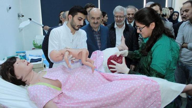 Sağlık Bakanı Mehmet Müezzinoğlu cansız mankenlerde doğumu izledi