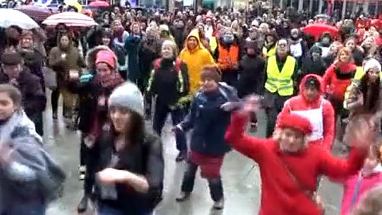 Kölnlü kadınlardan danslı protesto