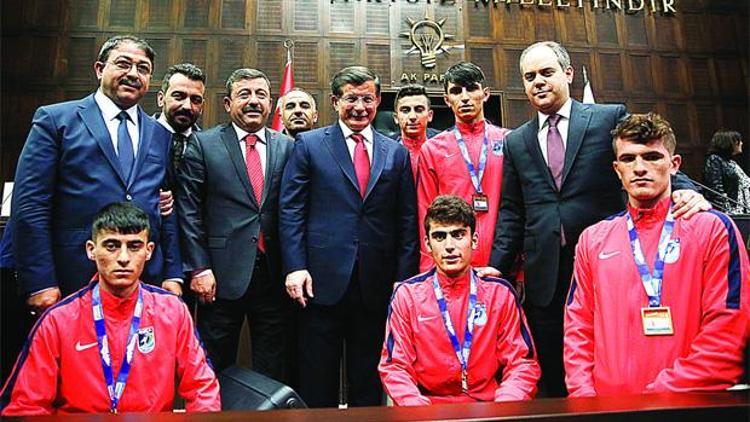 Başbakan Davutoğlu şampiyonları ağırladı