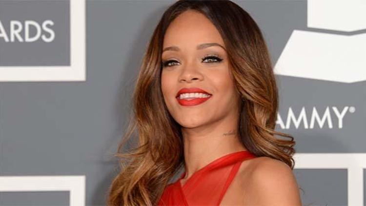 Rihanna’nın doktoru: Şarkı söylersen sesini kaybedersin