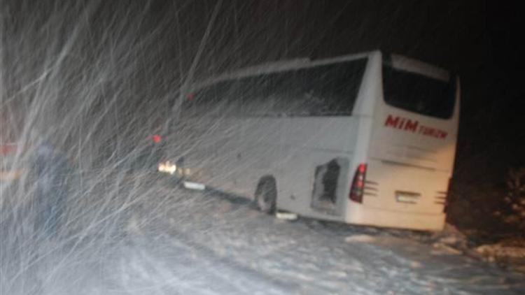 Tokat - Sivas karayolu kar yağışı nedeniyle ulaşıma kapandı