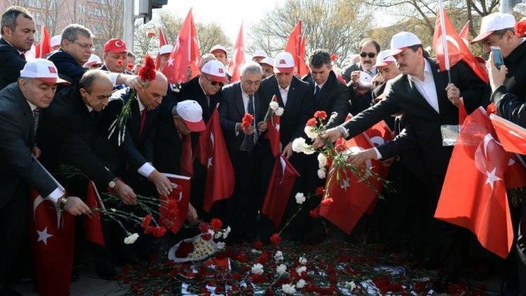 Sivil toplum kuruluşları Ankarada karanfil bıraktı