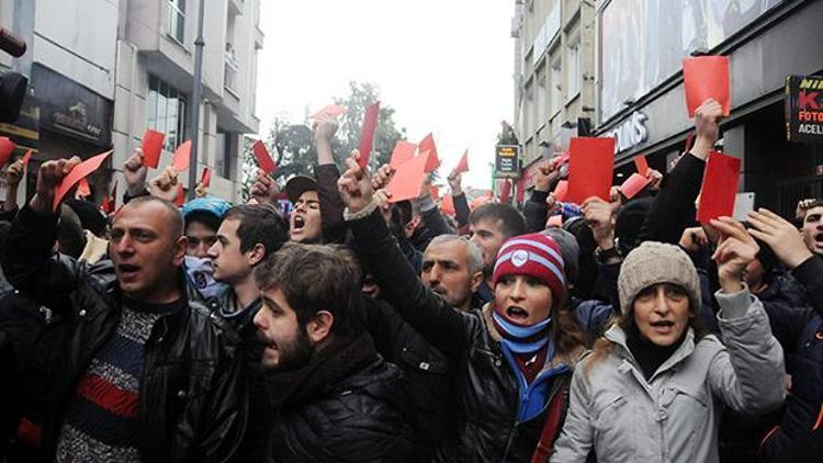 Trabzonda kırmızı kartlı protesto