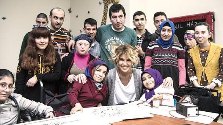 Gülben Ergen Bağcılar Belediyesi Engelliler Sarayı’na misafir oldu