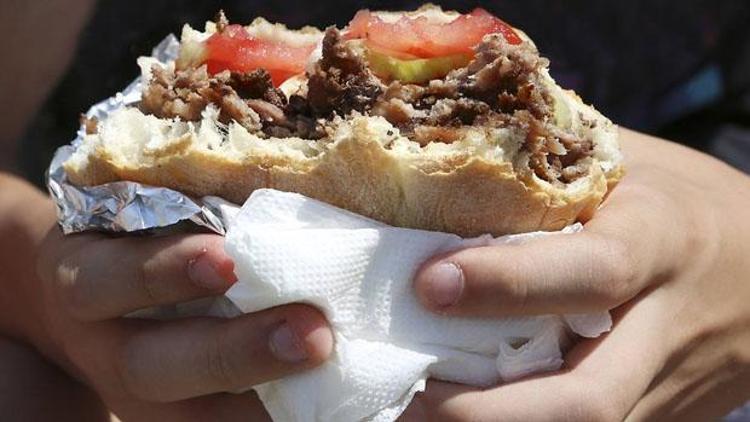 Soğanlı döner yedikten sonra geğiren kişiye 70 Euro ceza