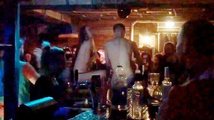Rusyada bir çift barda soyunup seks yaptı