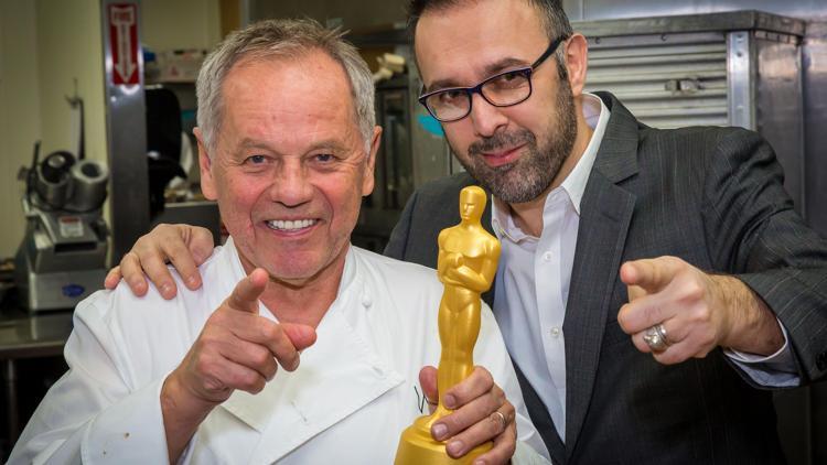 Kelebek Los Angeles temsilcisi Barbaros Tapan, şef Wolfgang Puck’ı Oscar mutfağında ziyaret etti