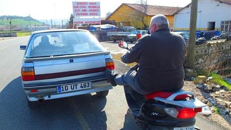 Yolda kalan sürücüye ilginç yol yardımı