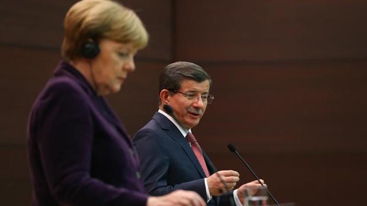 Başbakan Davutoğlu ile Merkel telefonda görüştü