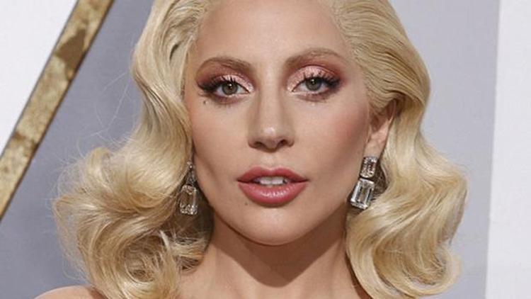 Lady Gaganın 8 milyon dolarlık küpesi