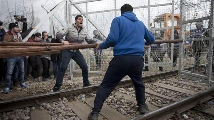 Yunanistanda bekleyen mülteciler sınırı yıkıp geçti