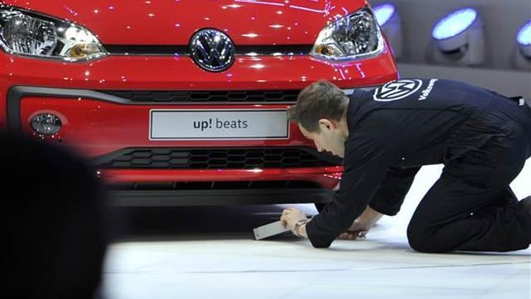 Volkswagen’e Cenevre’de komedyen protestosu