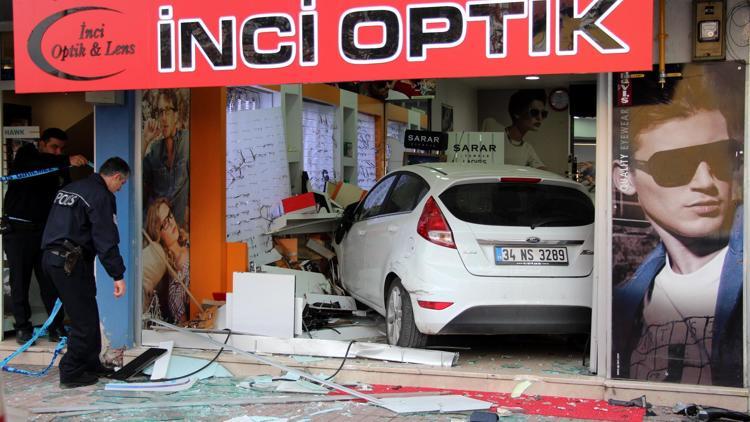 Yayaya çarpan kadın sürücü otomobille optik dükkanına girdi