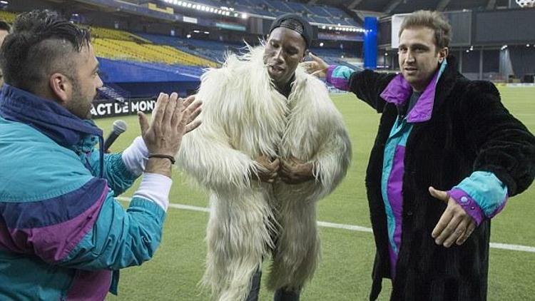 Didier Drogbanın giydiği beyaz kürk olay oldu