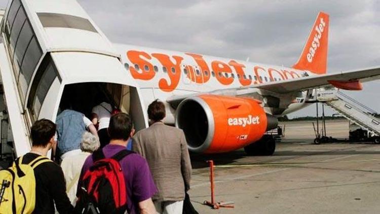 İngilterede terörist sanılan yolcu uçaktan indirildi
