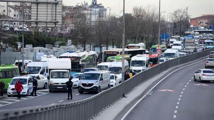 Okmeydanında şüpheli paket trafiği felç etti