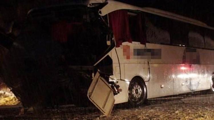 Aksekide yolcu otobüsü devrildi: 17 yaralı