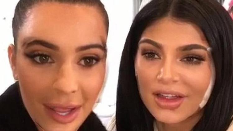 Kim Kardashian ile Kylie Jenner yüzlerini değiştirdi