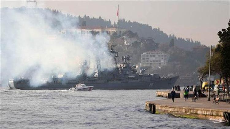 Rus gemisi İstanbul Boğazından dumanı tüterek geçti