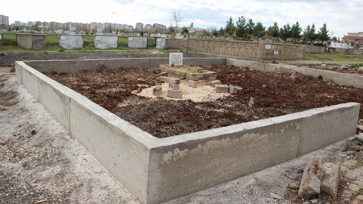 Eşi Tahir Elçinin mezarına duvar ördürdü