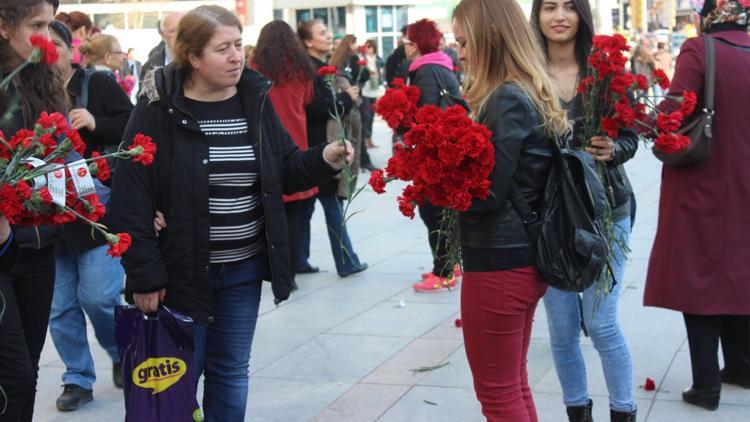 MHP’li kadınlardan 8 Mart karanfili