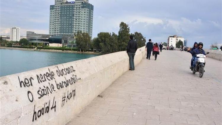 Adanada tarihi Taşköprü’ye sprey boyayla yazılar yazdılar