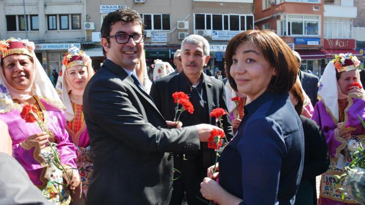 Bergamalı kadınlar meydanı renklendirdi