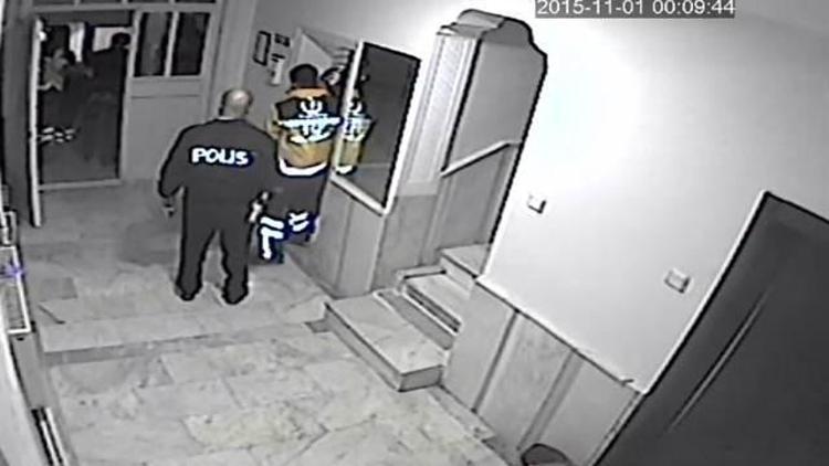 Polis merkezi önünde dayak güvenlik kamerasında